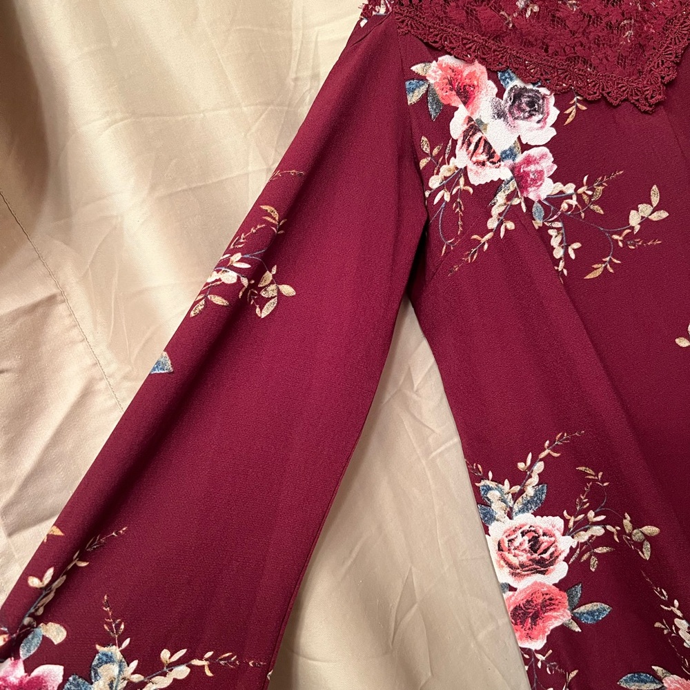 SHEIN Red and White Floral Sleeveless Blouse - Picture 3 of 3